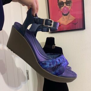 Crocs Women's Leighii Anklestrap Graphic Wedge Sandal, Nautical Navy/Walnut